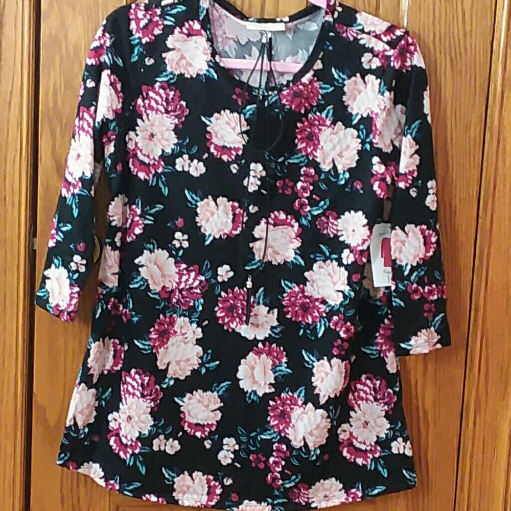 4 for $25💟 NWT-Bobbie Brooks | Foral knit top.